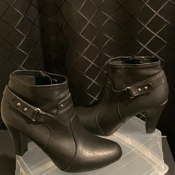 NICKELS Women’s Ankle Bootie Heels - Picture 2 of 16